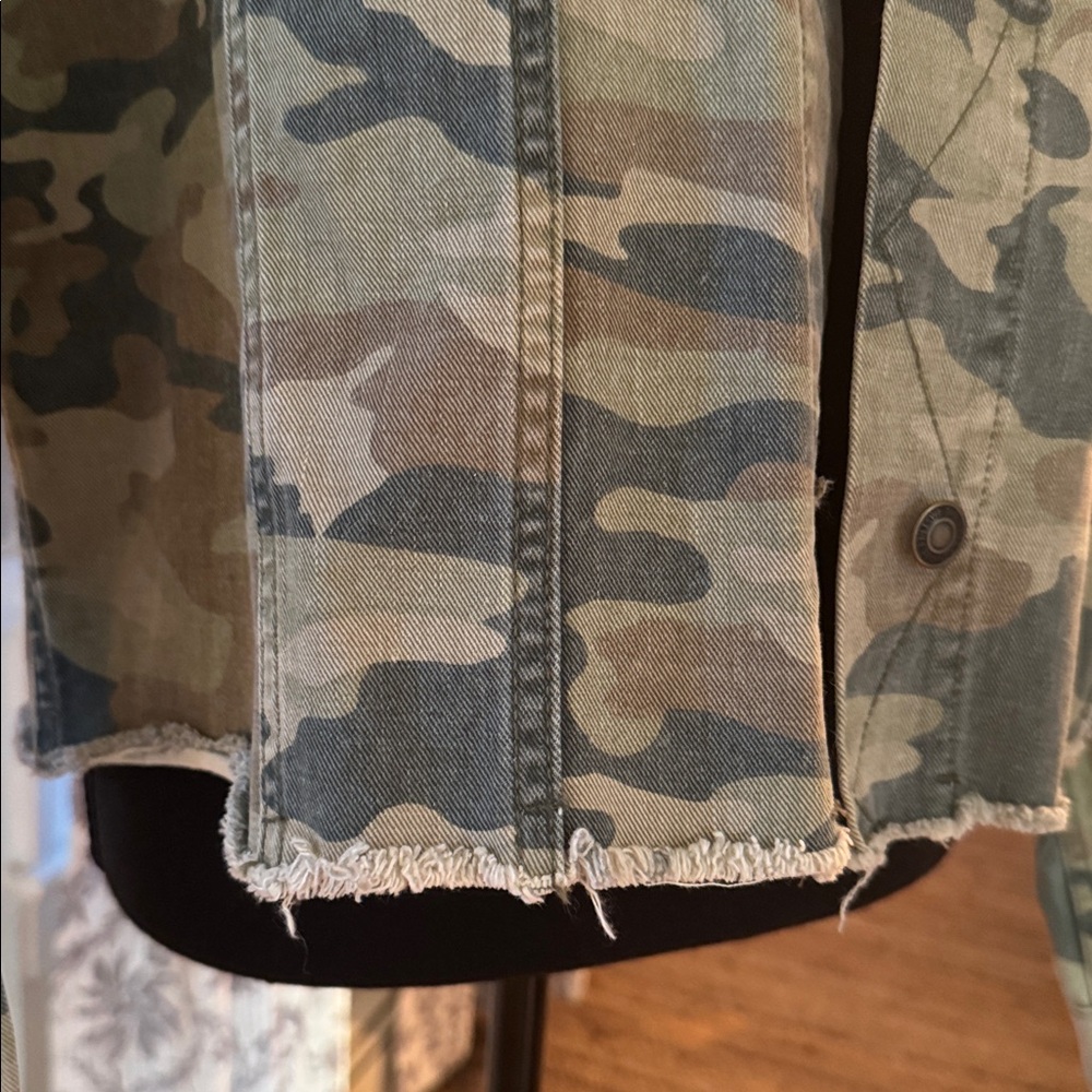 Free People Oversized Camo Cropped Raw Hem Jean Jacket - Size Medium - Picture 5 of 12